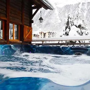 Chalet Falcon With Hot Tub - In A Great Location!, Chamonix